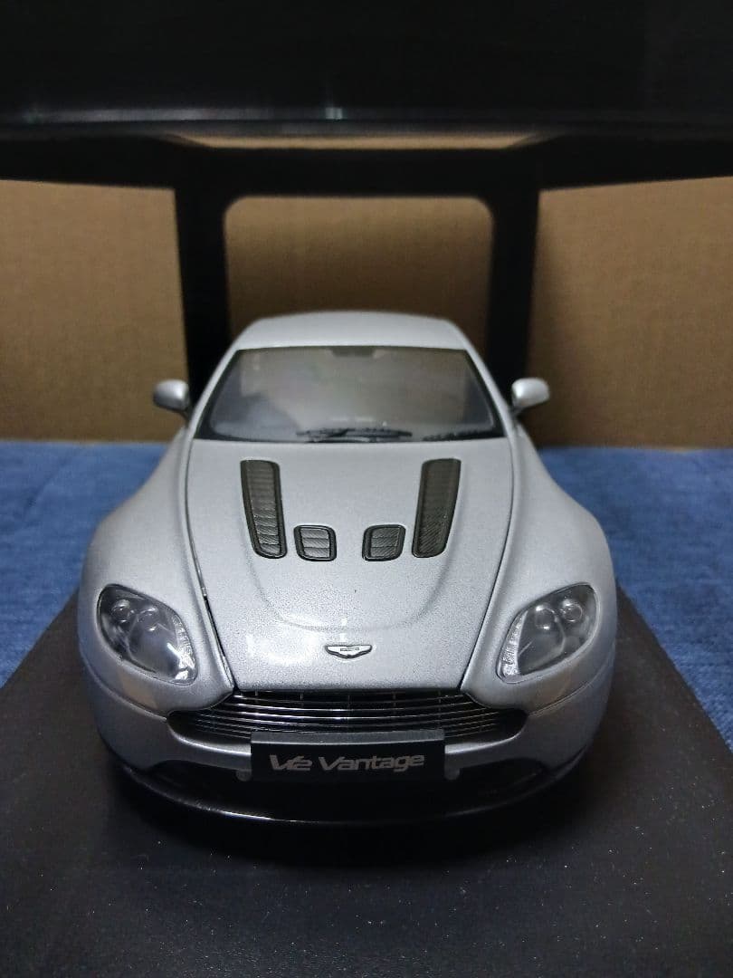 1/18 オートアート アストンマーチン V12 ヴァンテージ シルバー
