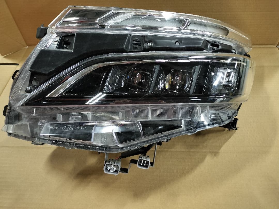 値下げ！ヴォクシー 80系後期 左ヘッドライト 85 ヘッドランプ VOXY