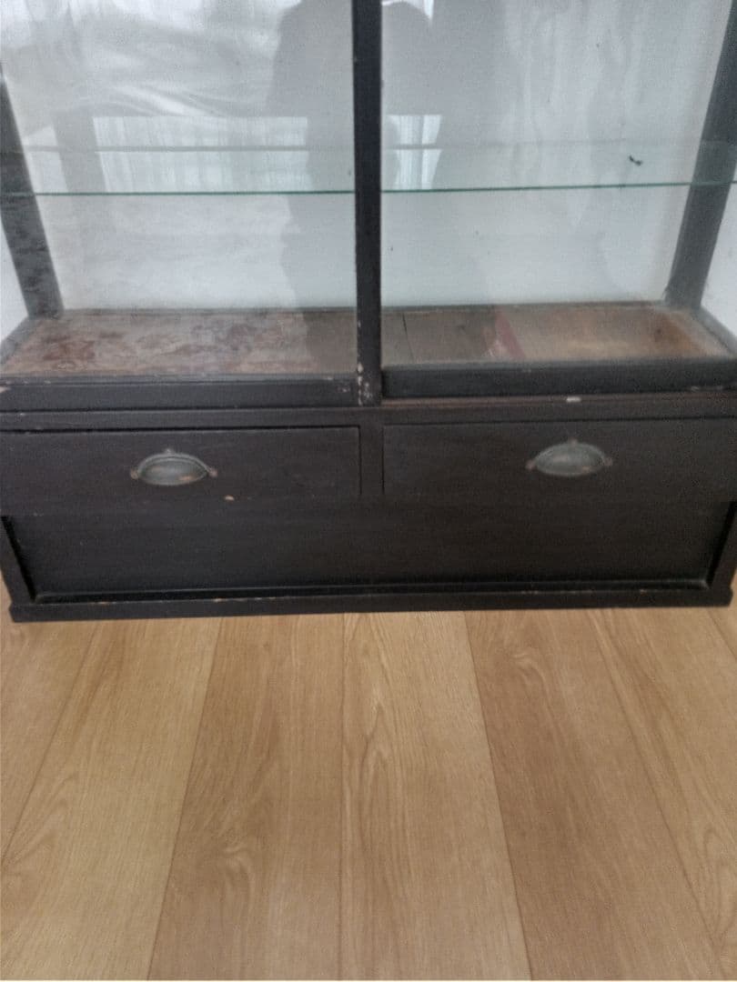黒いガラス扉付きキャビネット