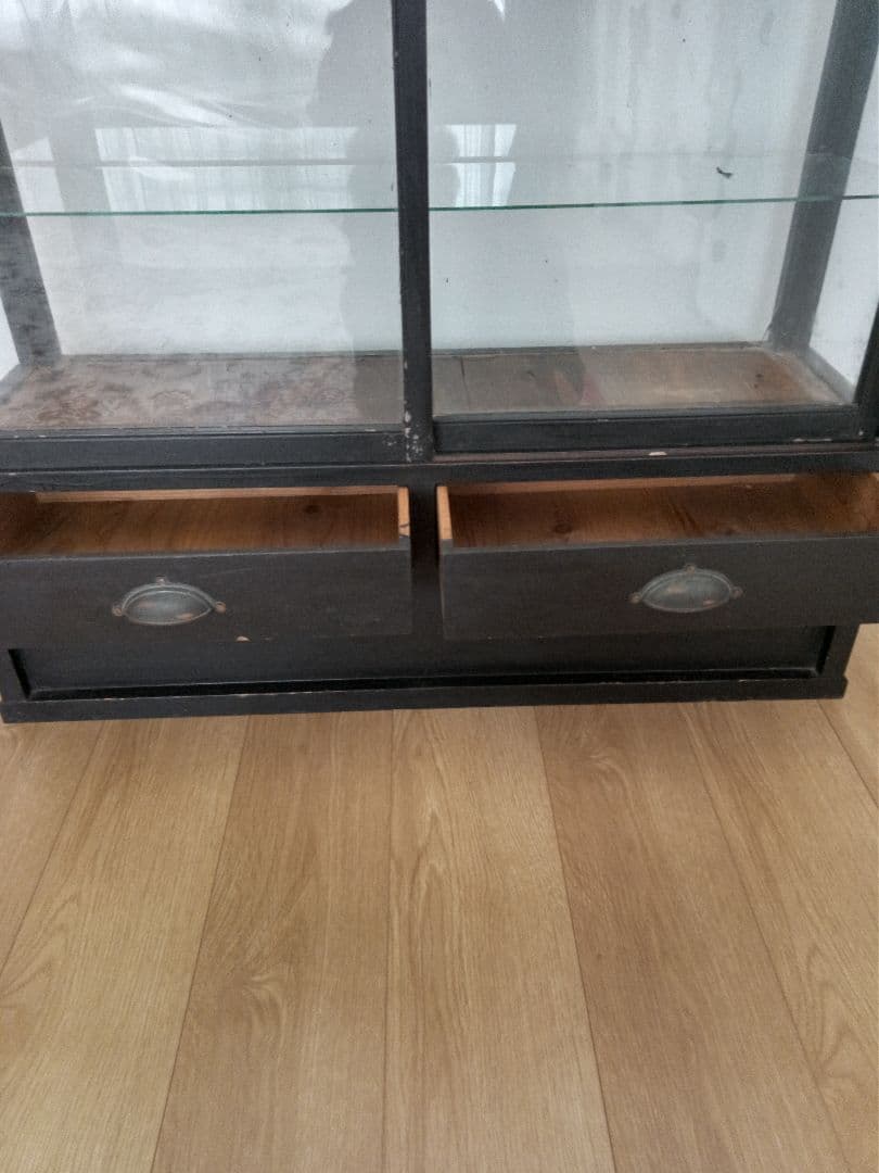 黒いガラス扉付きキャビネット