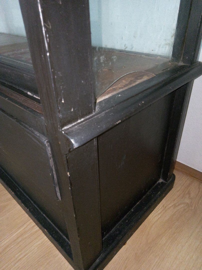 黒いガラス扉付きキャビネット