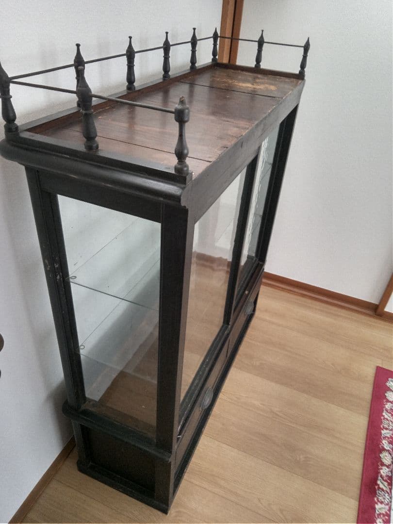 黒いガラス扉付きキャビネット