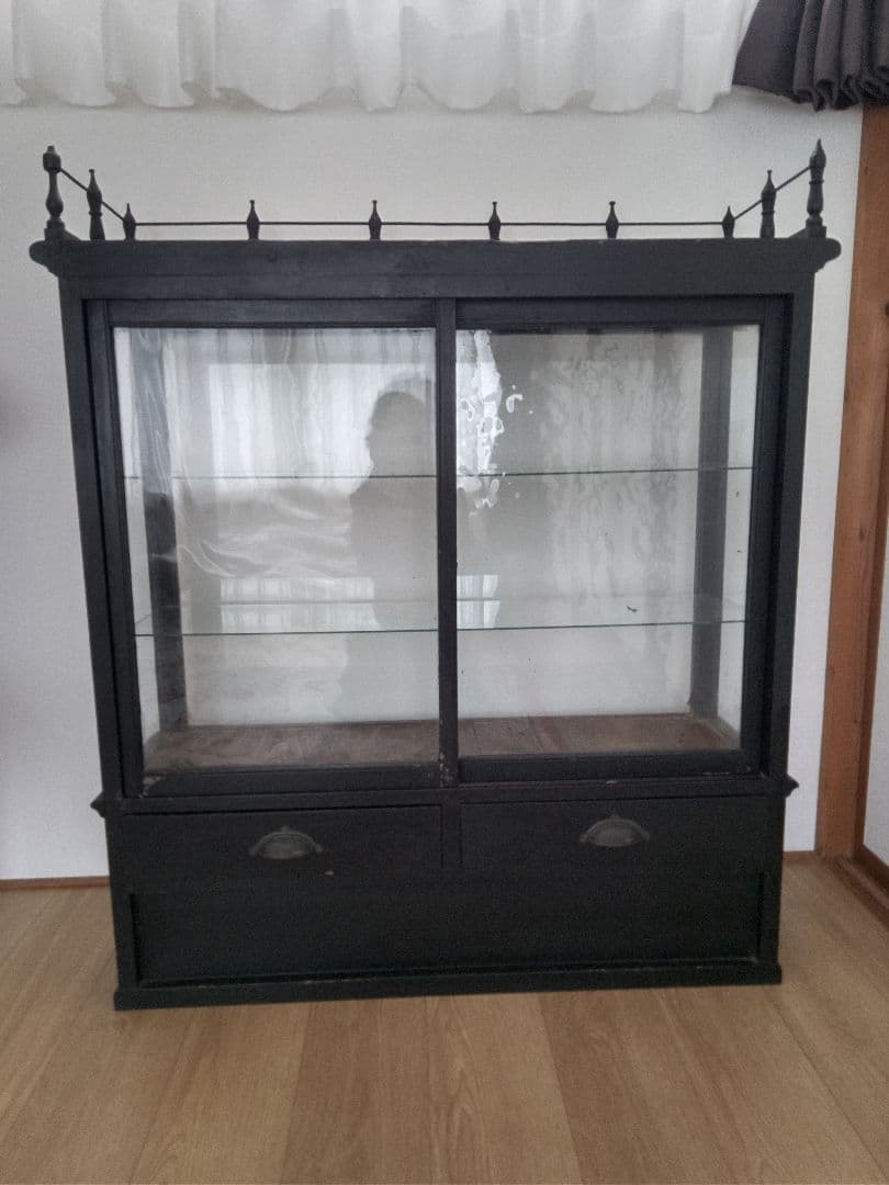 黒いガラス扉付きキャビネット