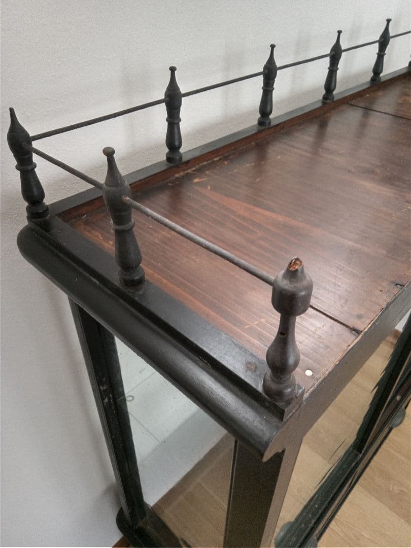 黒いガラス扉付きキャビネット