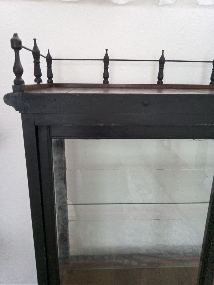 黒いガラス扉付きキャビネット