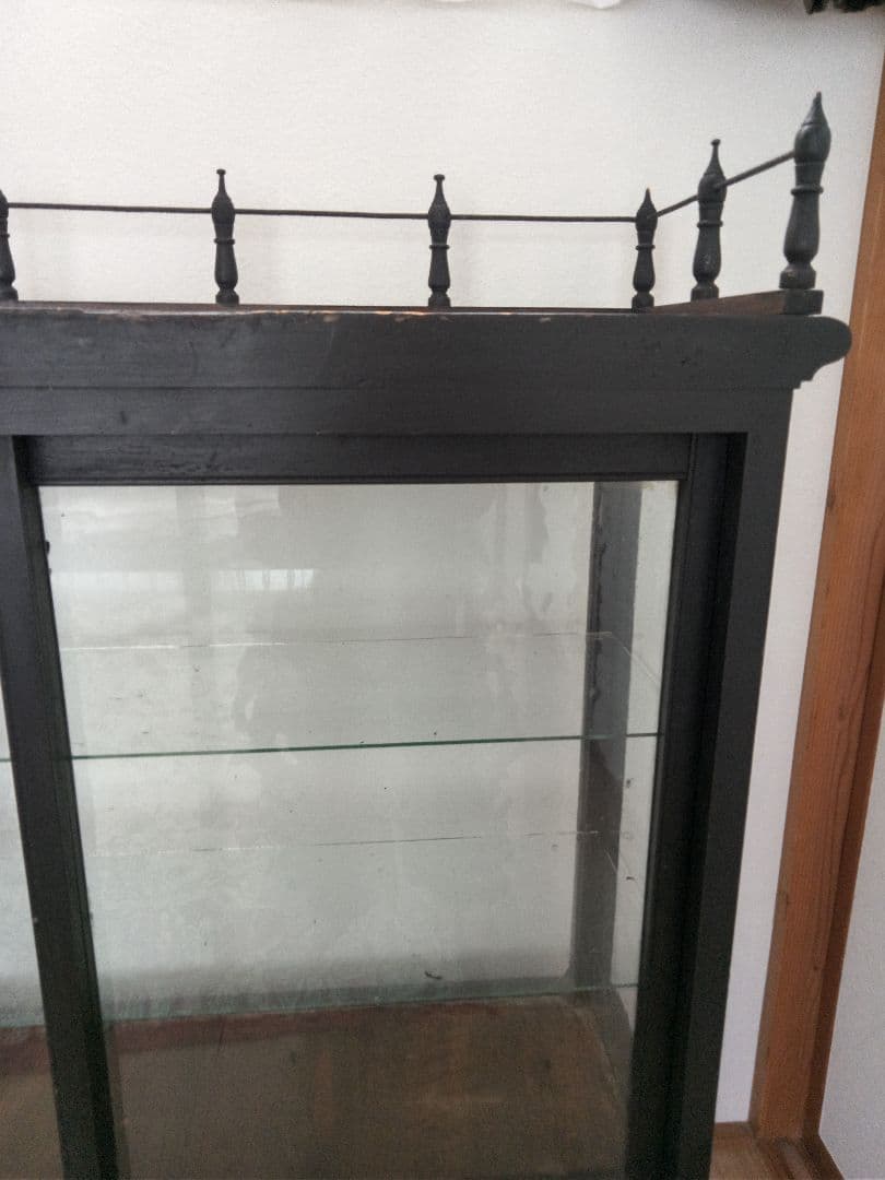 黒いガラス扉付きキャビネット