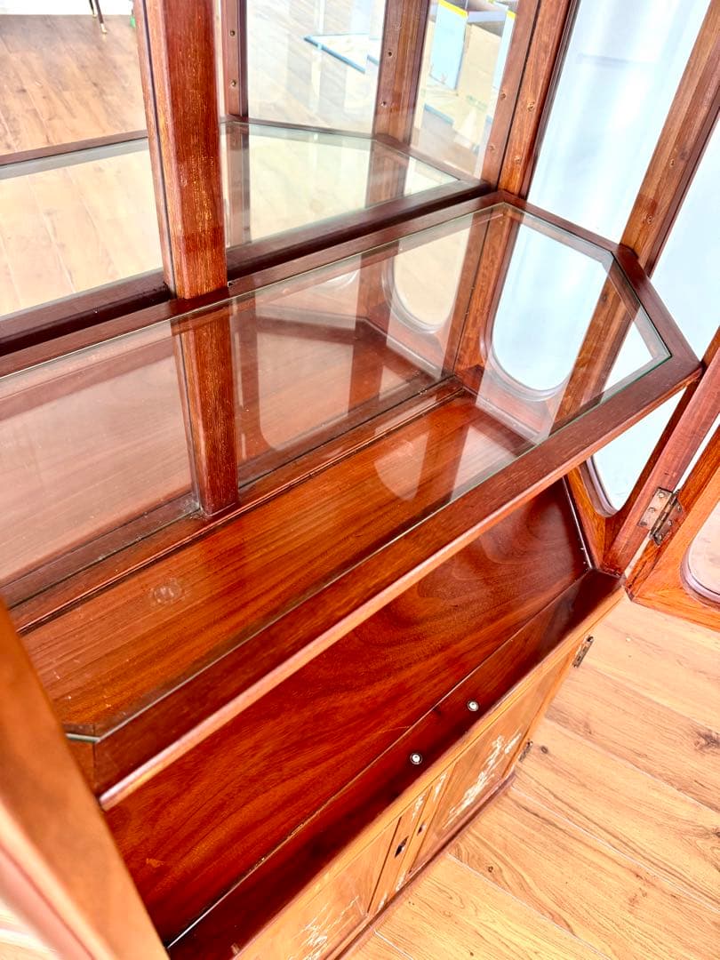 ナナコです！花梨無垢 螺鈿細工 三面ガラス キャビネット