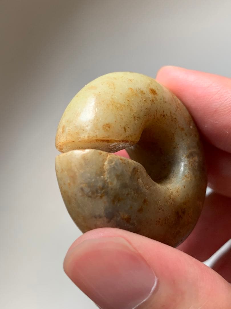 紅山文化　中国勾玉　紀元前3000年　出土　和田玉　翡翠勾玉　石器　土器　根付