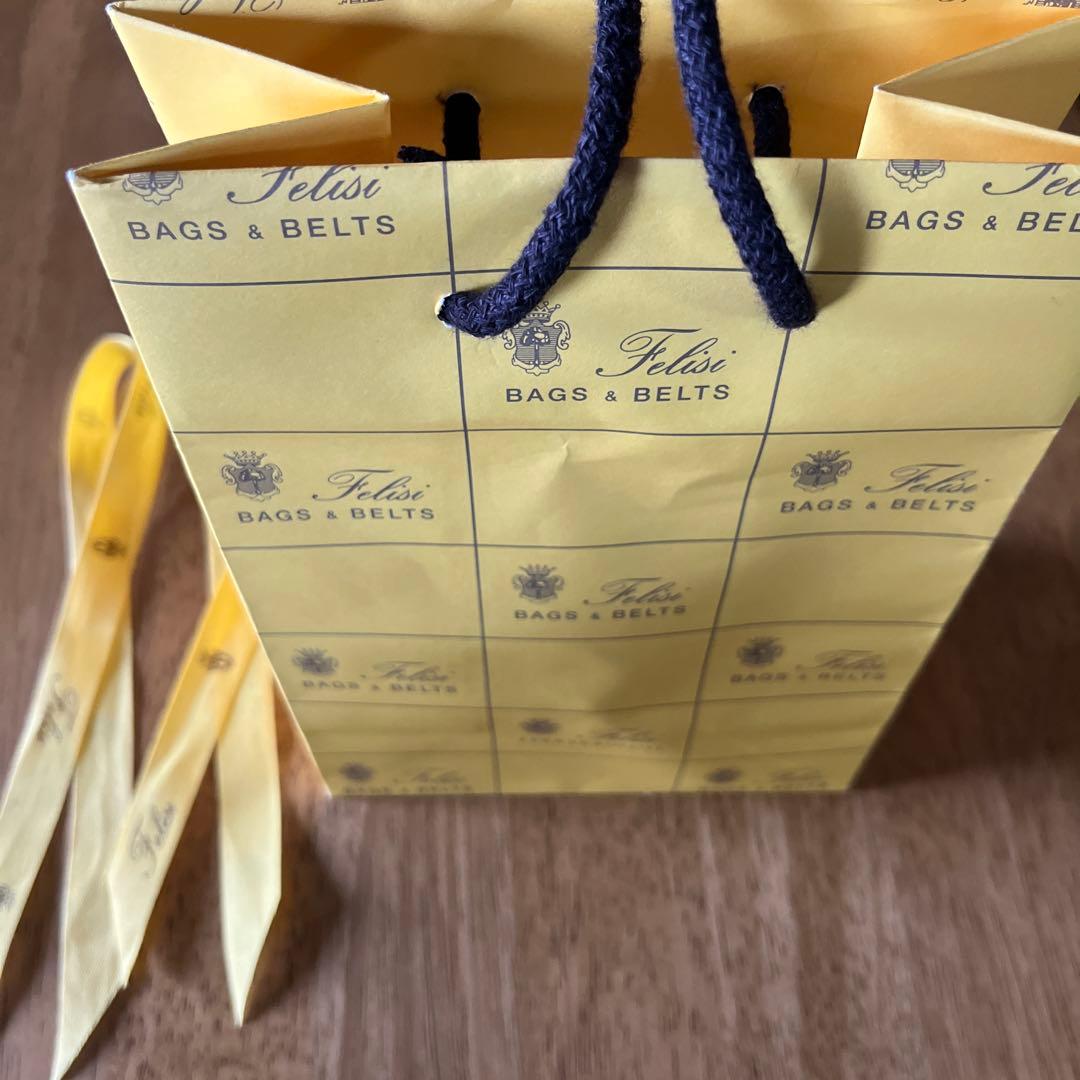 新品未使用　フェリージレザーキーケース　レザーストラップ、ショッパーとリボン付き