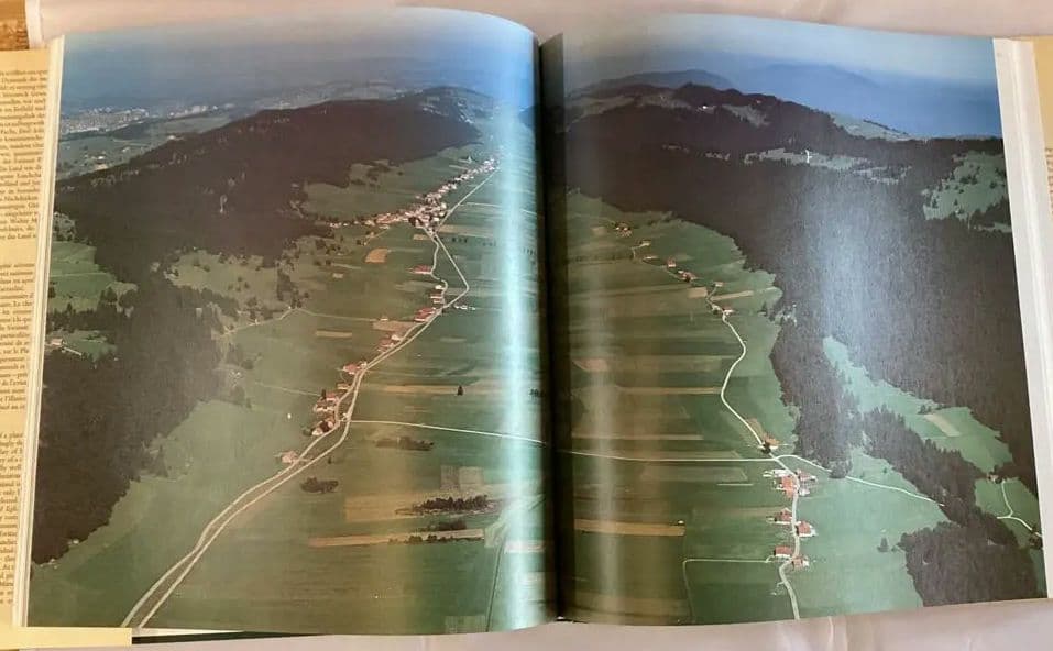 上空から見たスイスの景色写真集 本 自然 風景 建物
