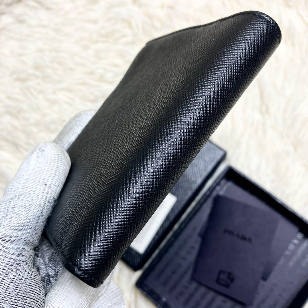 【未使用】 プラダ サフィアーノ 三角プレート 二つ折り IC内蔵