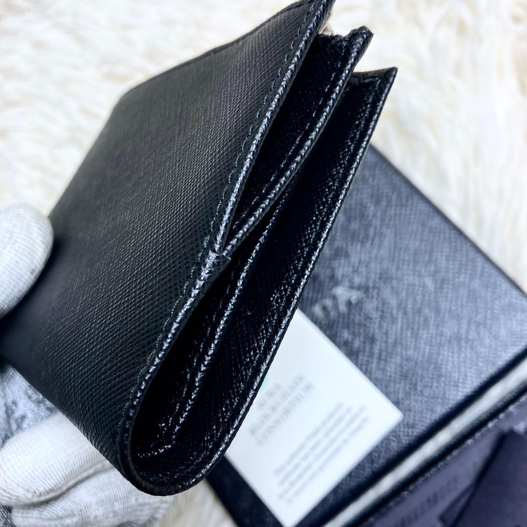 【未使用】 プラダ サフィアーノ 三角プレート 二つ折り IC内蔵