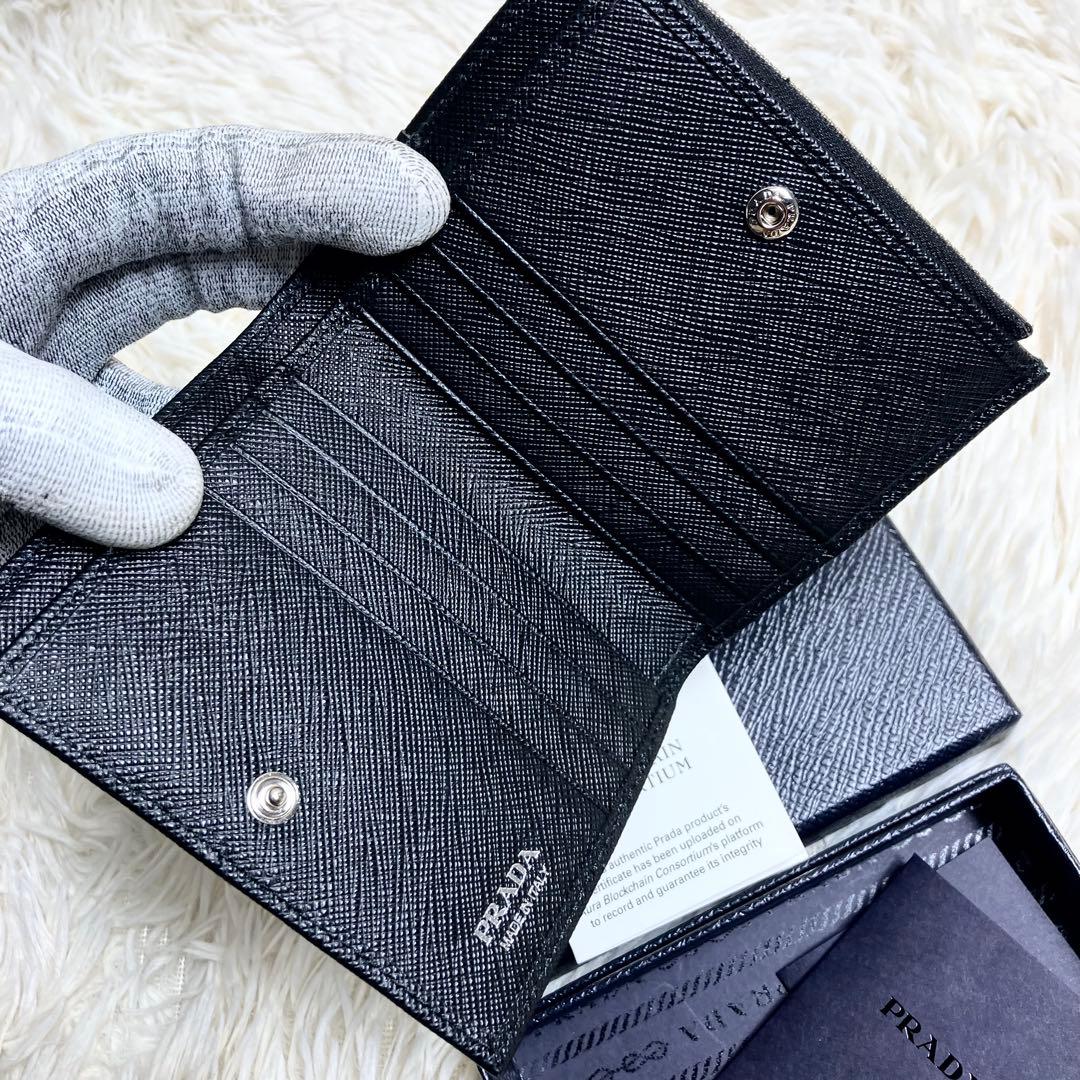 【未使用】 プラダ サフィアーノ 三角プレート 二つ折り IC内蔵