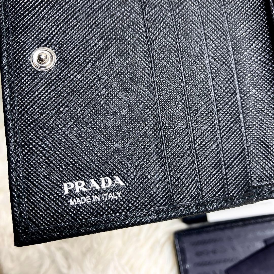 【未使用】 プラダ サフィアーノ 三角プレート 二つ折り IC内蔵