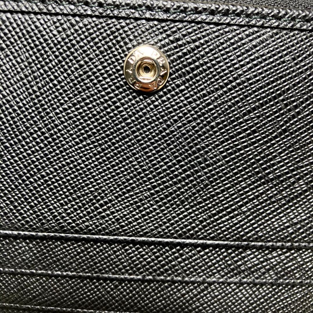 【未使用】 プラダ サフィアーノ 三角プレート 二つ折り IC内蔵