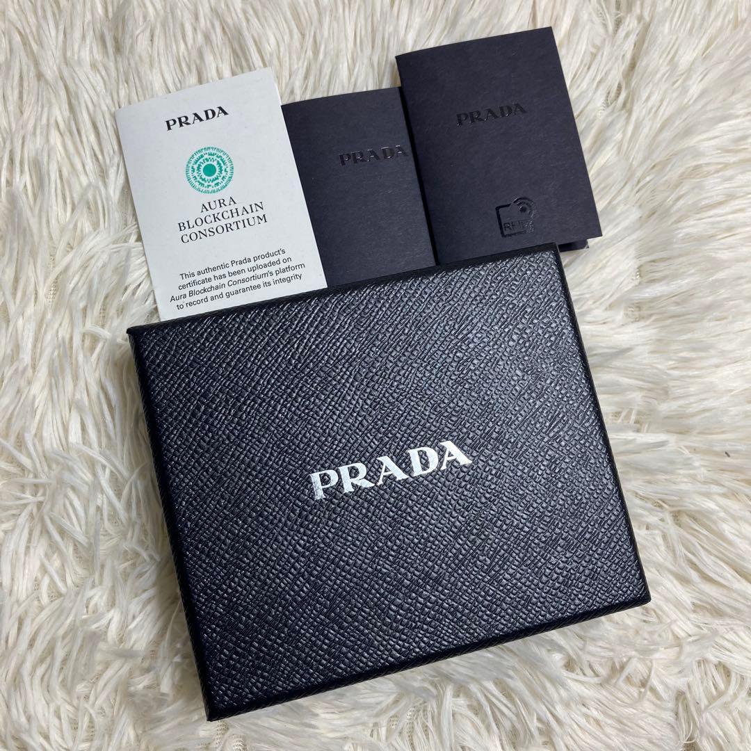 【未使用】 プラダ サフィアーノ 三角プレート 二つ折り IC内蔵