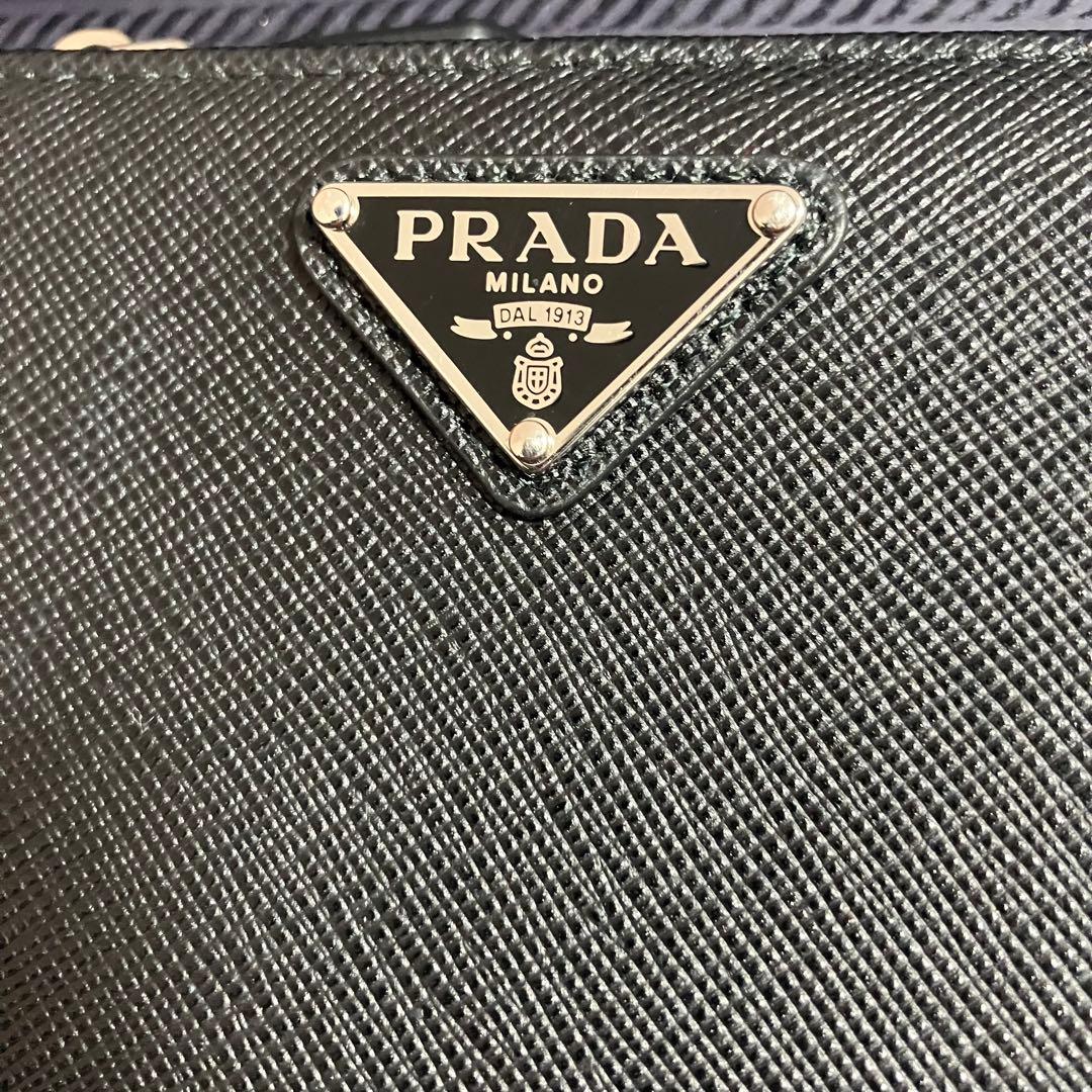 【未使用】 プラダ サフィアーノ 三角プレート 二つ折り IC内蔵