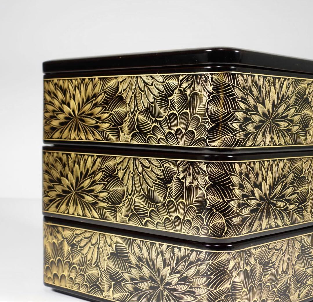 輪島塗　3段重箱　布着本堅地　 菊彫り詰め沈金　木製