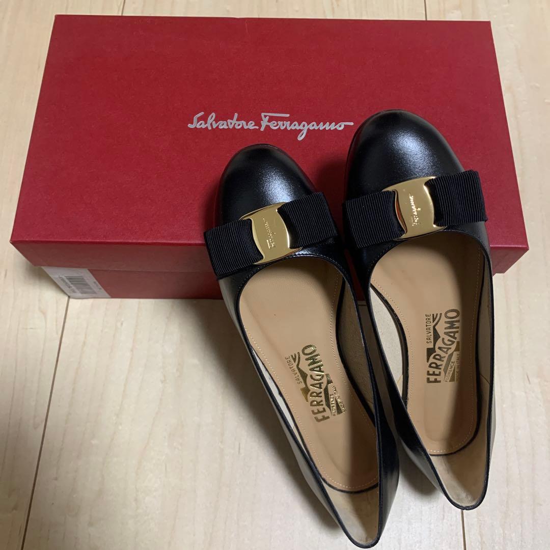 フェラガモ　黒パンプスヴァラ