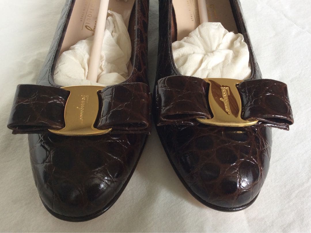 【暑いのでさらにお値下げ、未使用】フェラガモ ヴァラ 23.0cm ブラウン