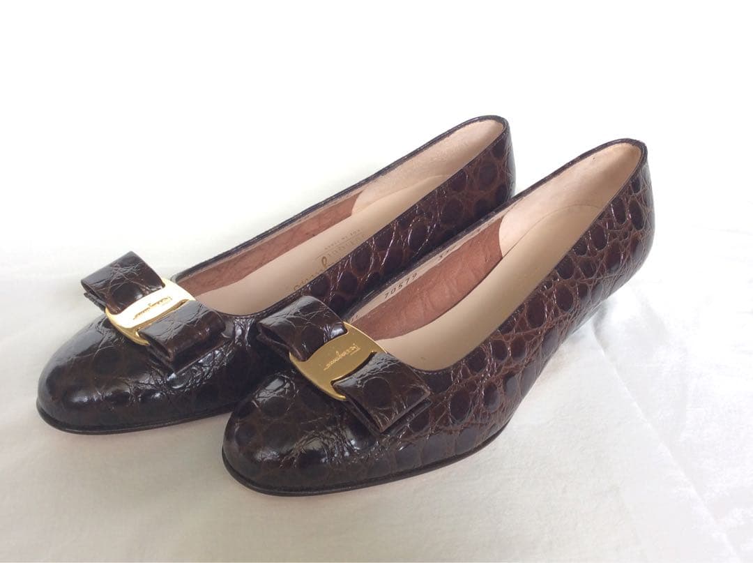 【暑いのでさらにお値下げ、未使用】フェラガモ ヴァラ 23.0cm ブラウン