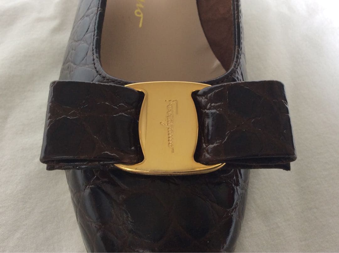 【暑いのでさらにお値下げ、未使用】フェラガモ ヴァラ 23.0cm ブラウン