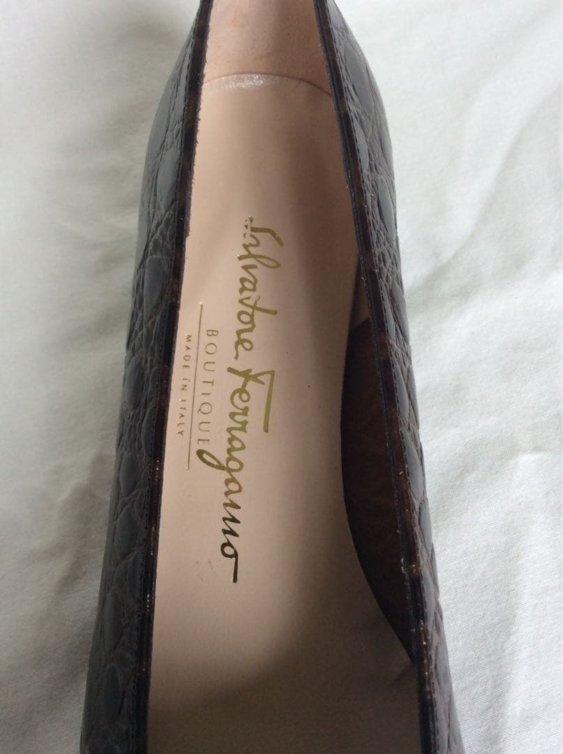 【暑いのでさらにお値下げ、未使用】フェラガモ ヴァラ 23.0cm ブラウン