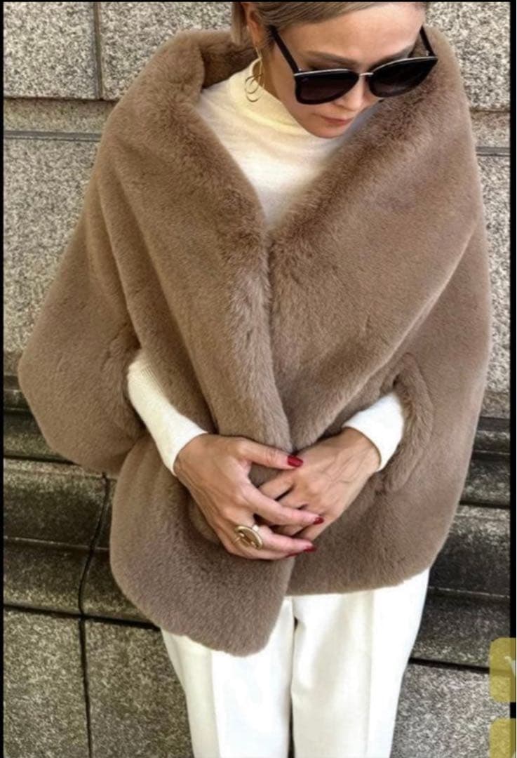 ⭐︎momo⭐︎ JENNE ベージュ ファーポンチョ・ケープコート