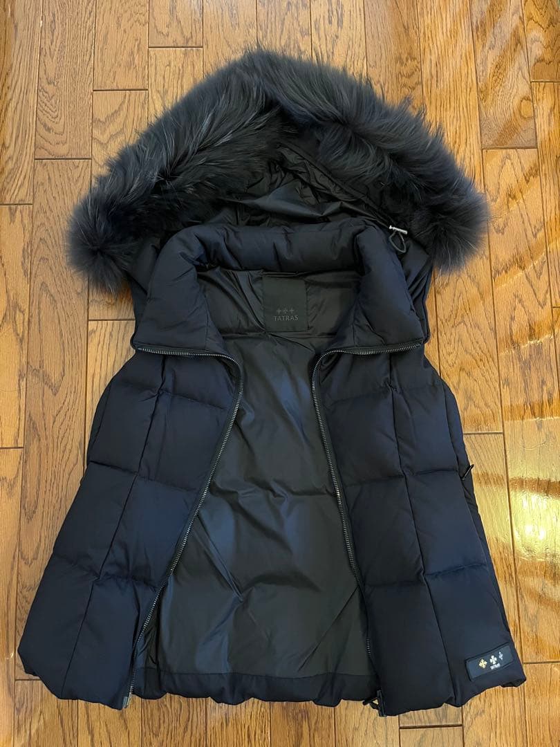 極美品　TATRAS ダウンベスト　ブラック