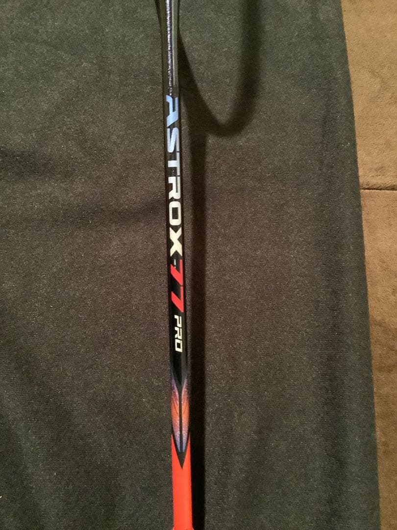 お得！新品未使用！ヨネックス　アストロクス77プロ 4UG5 ガット　グリップ付