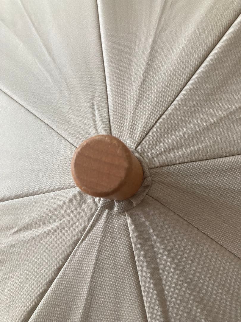 サンバリア100 折りたたみ日傘 ２段折 フリル ベージュ　木曲がり手元