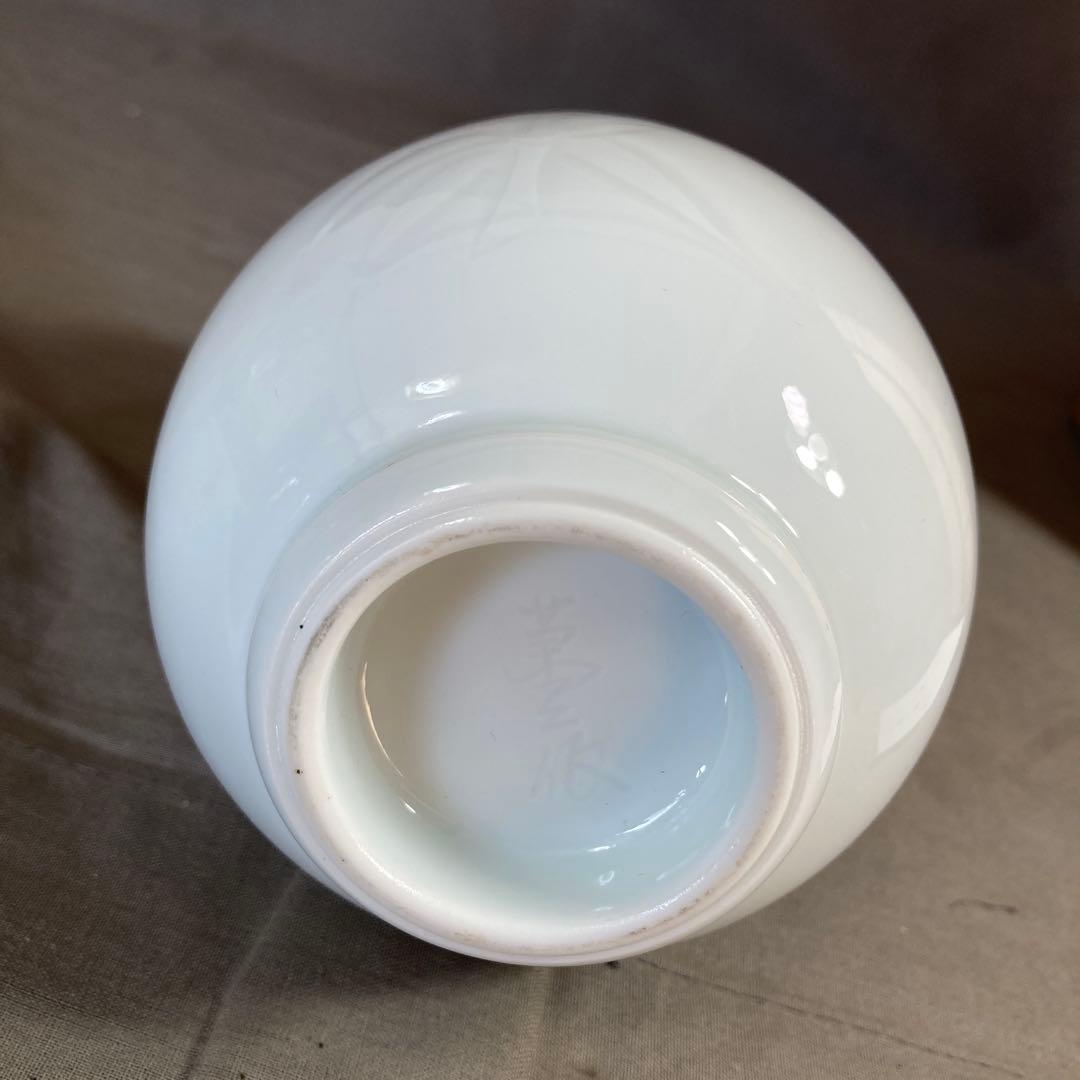 【井上萬二】白磁の伝統　日本の名窯　人間国宝　井上萬二作　白磁笹彫文　小花瓶