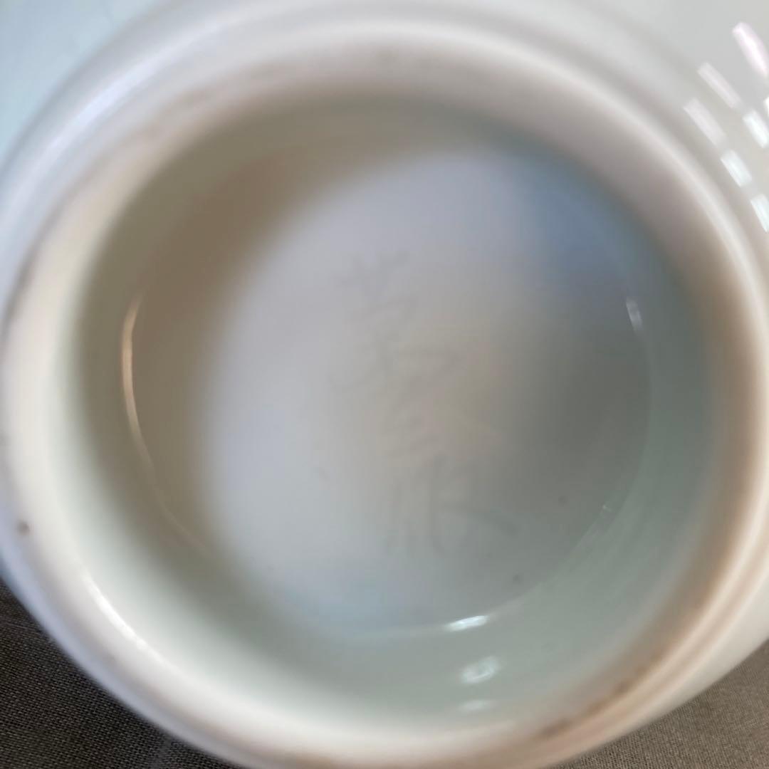 【井上萬二】白磁の伝統　日本の名窯　人間国宝　井上萬二作　白磁笹彫文　小花瓶