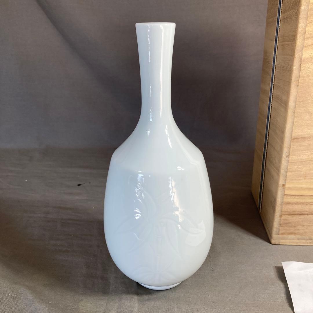 【井上萬二】白磁の伝統　日本の名窯　人間国宝　井上萬二作　白磁笹彫文　小花瓶