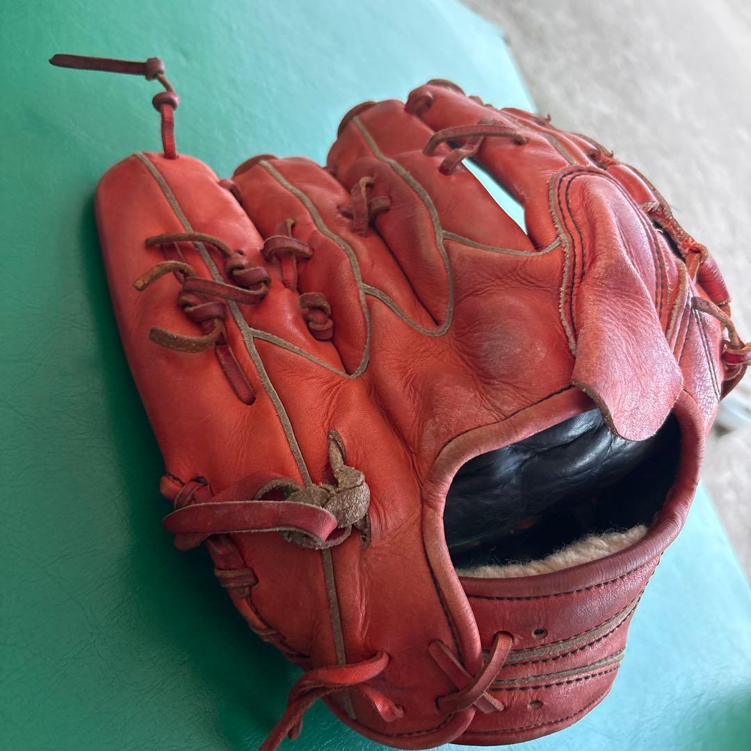 赤いレザー硬式野球グローブ