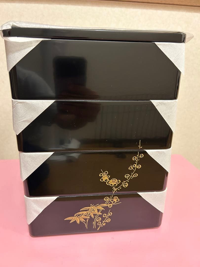 【未使用】木製漆塗　4段　七五重箱　続き柄　老松　沈金　木箱付き