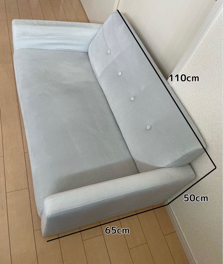 ライトグレー ボタン付き 2人掛けソファ