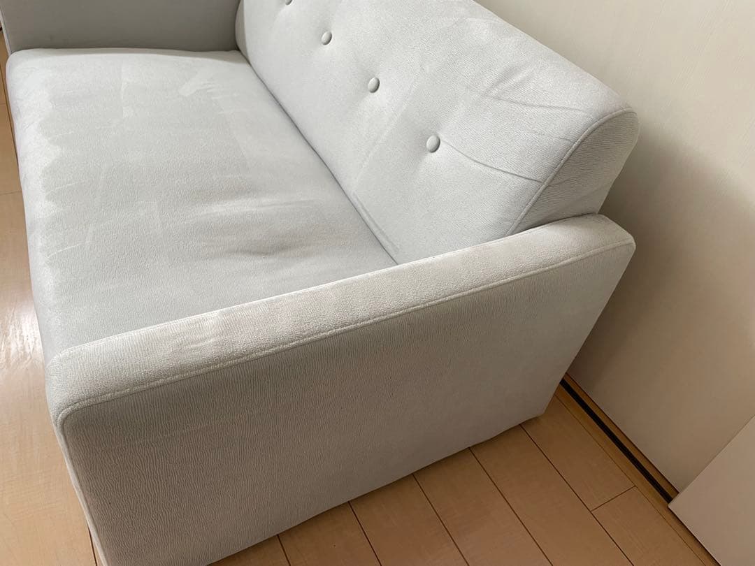 ライトグレー ボタン付き 2人掛けソファ