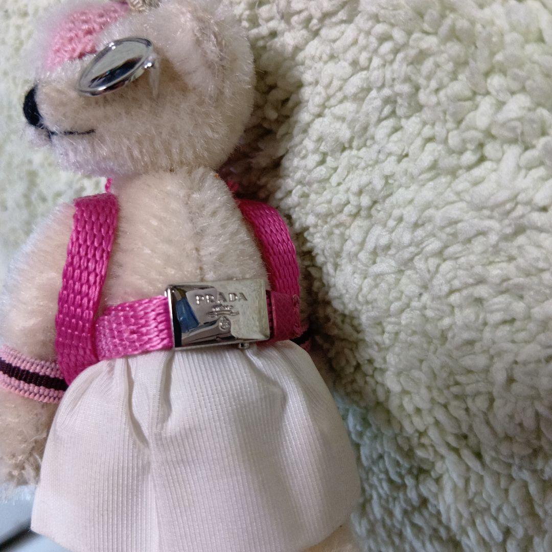 PRADAクマのチャーム ピンクの帽子とサングラス