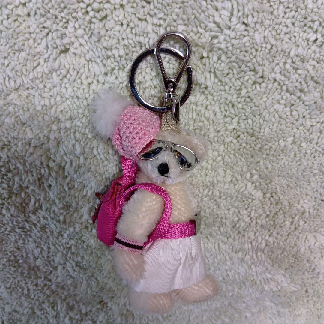 PRADAクマのチャーム ピンクの帽子とサングラス