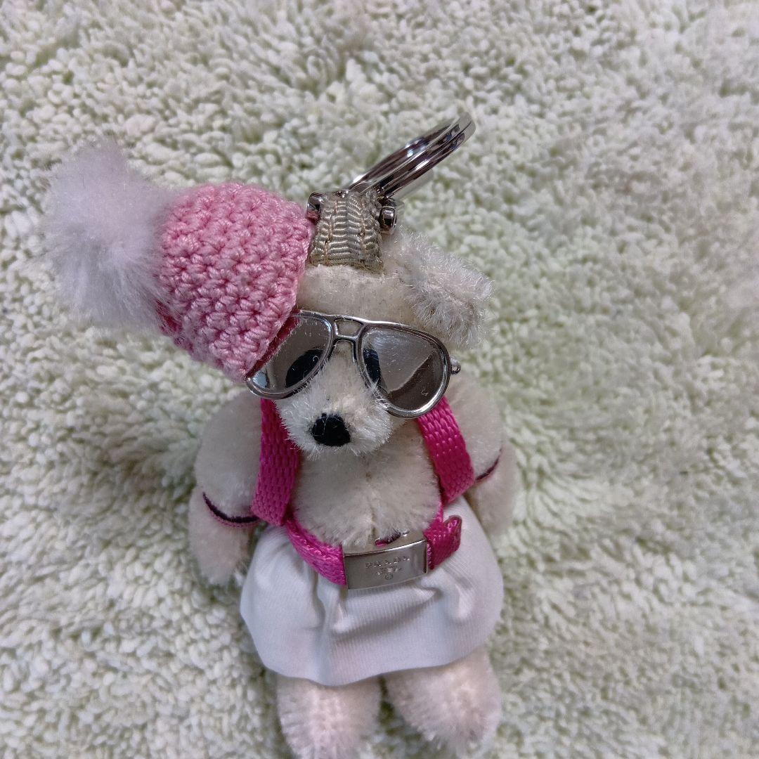 PRADAクマのチャーム ピンクの帽子とサングラス