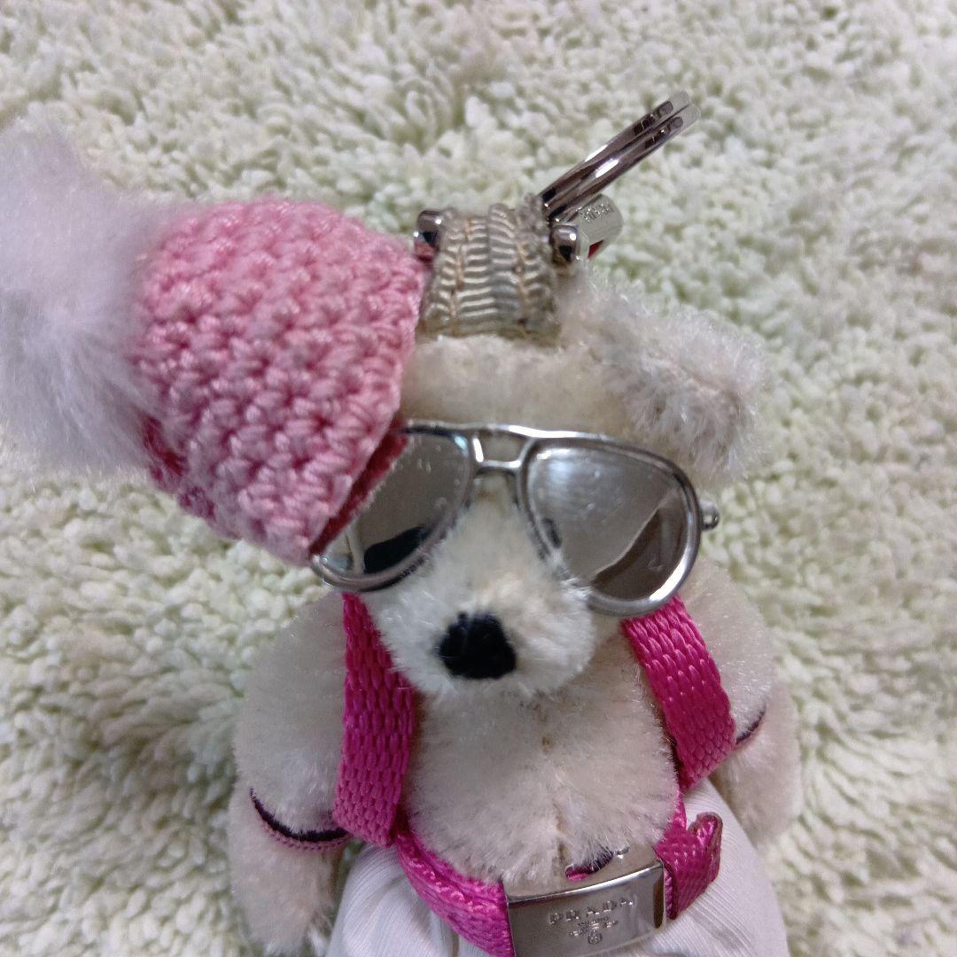 PRADAクマのチャーム ピンクの帽子とサングラス