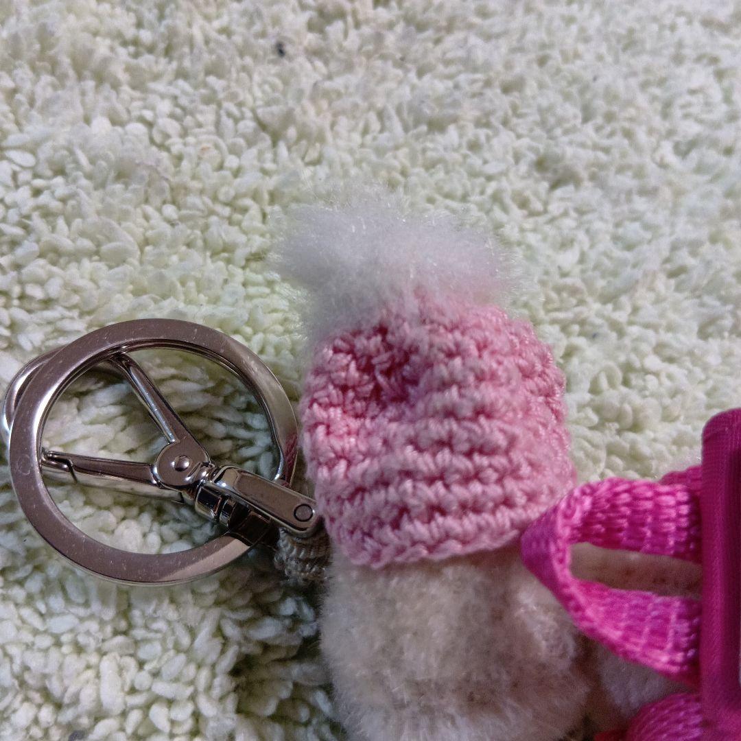 PRADAクマのチャーム ピンクの帽子とサングラス