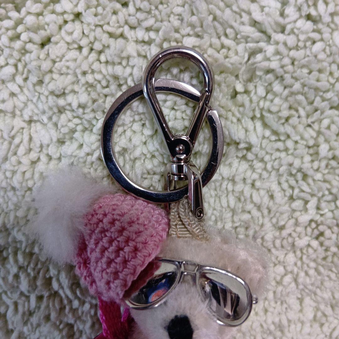 PRADAクマのチャーム ピンクの帽子とサングラス