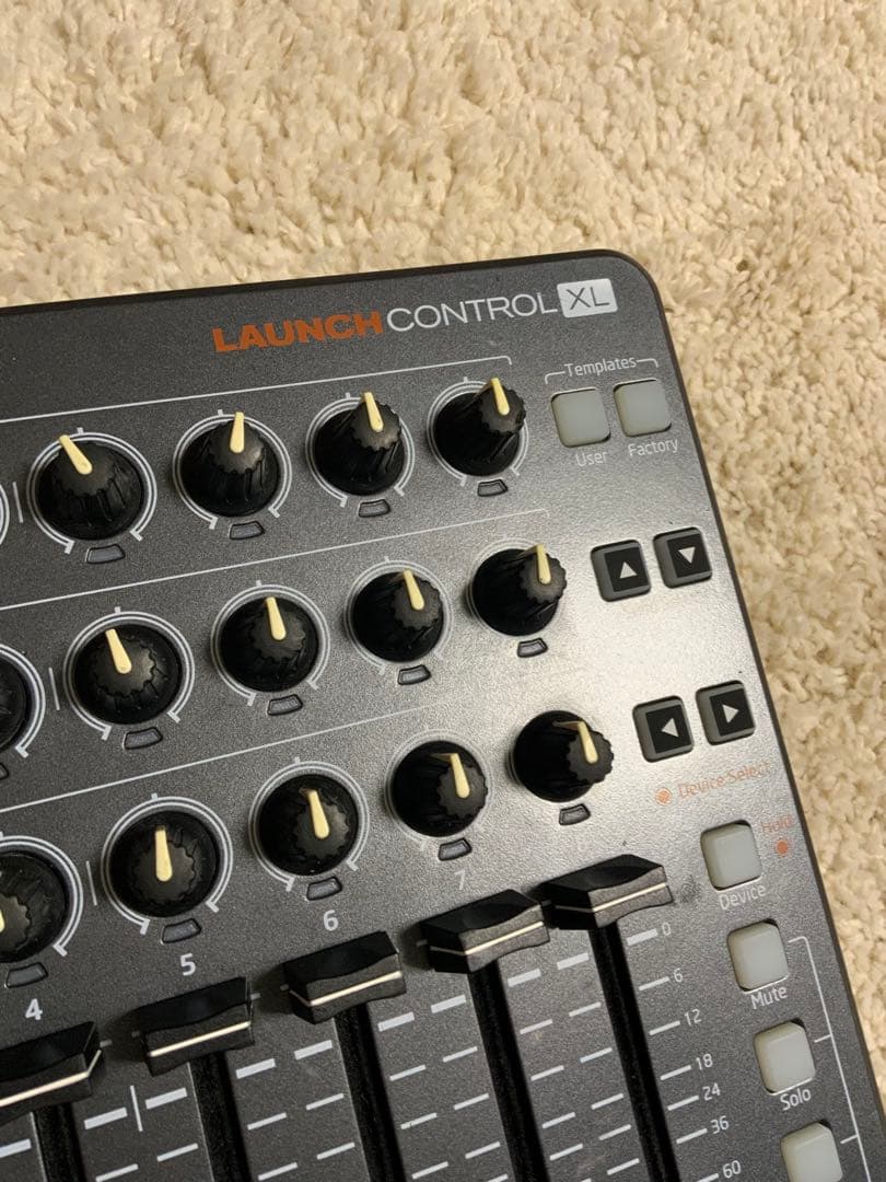 Novation LAUNCH CONTROL XL MIDIコントローラー