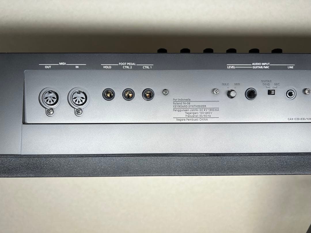 ROLAND FA-08　88鍵キーボードシンセサイザー