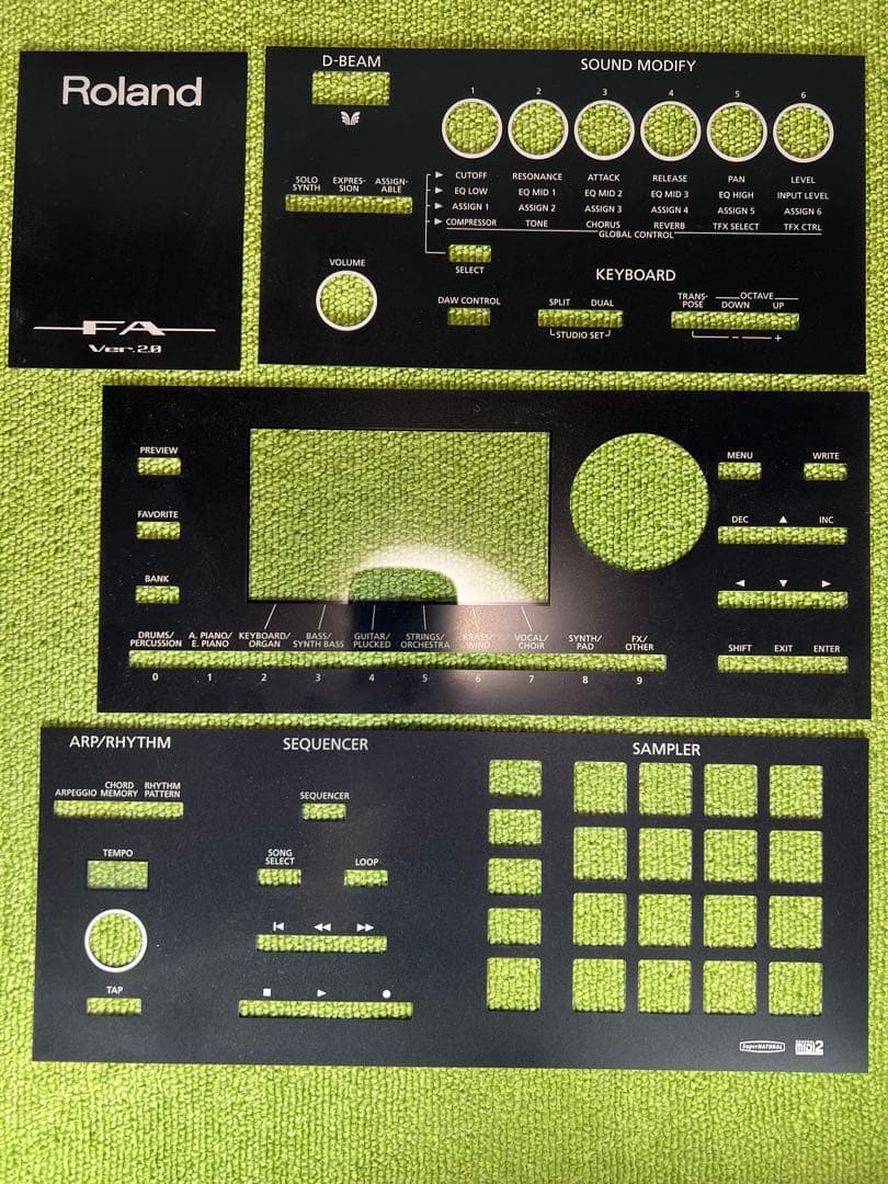 ROLAND FA-08　88鍵キーボードシンセサイザー