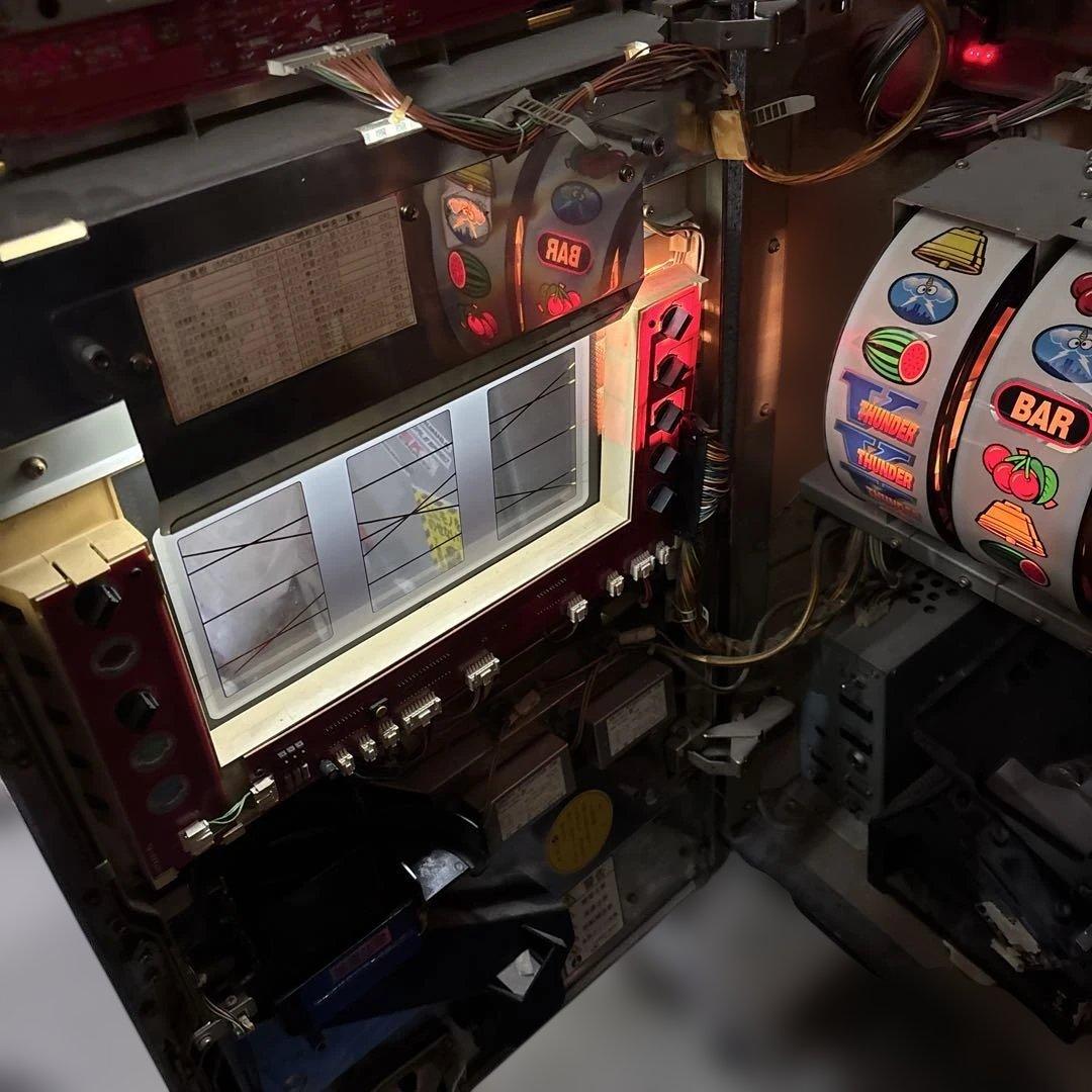 THUNDER スロットマシン