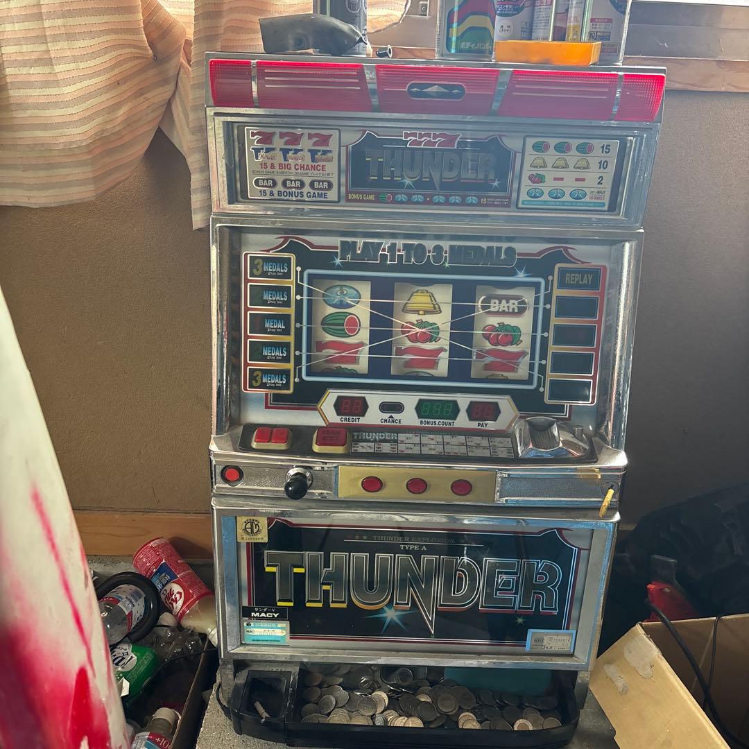 THUNDER スロットマシン