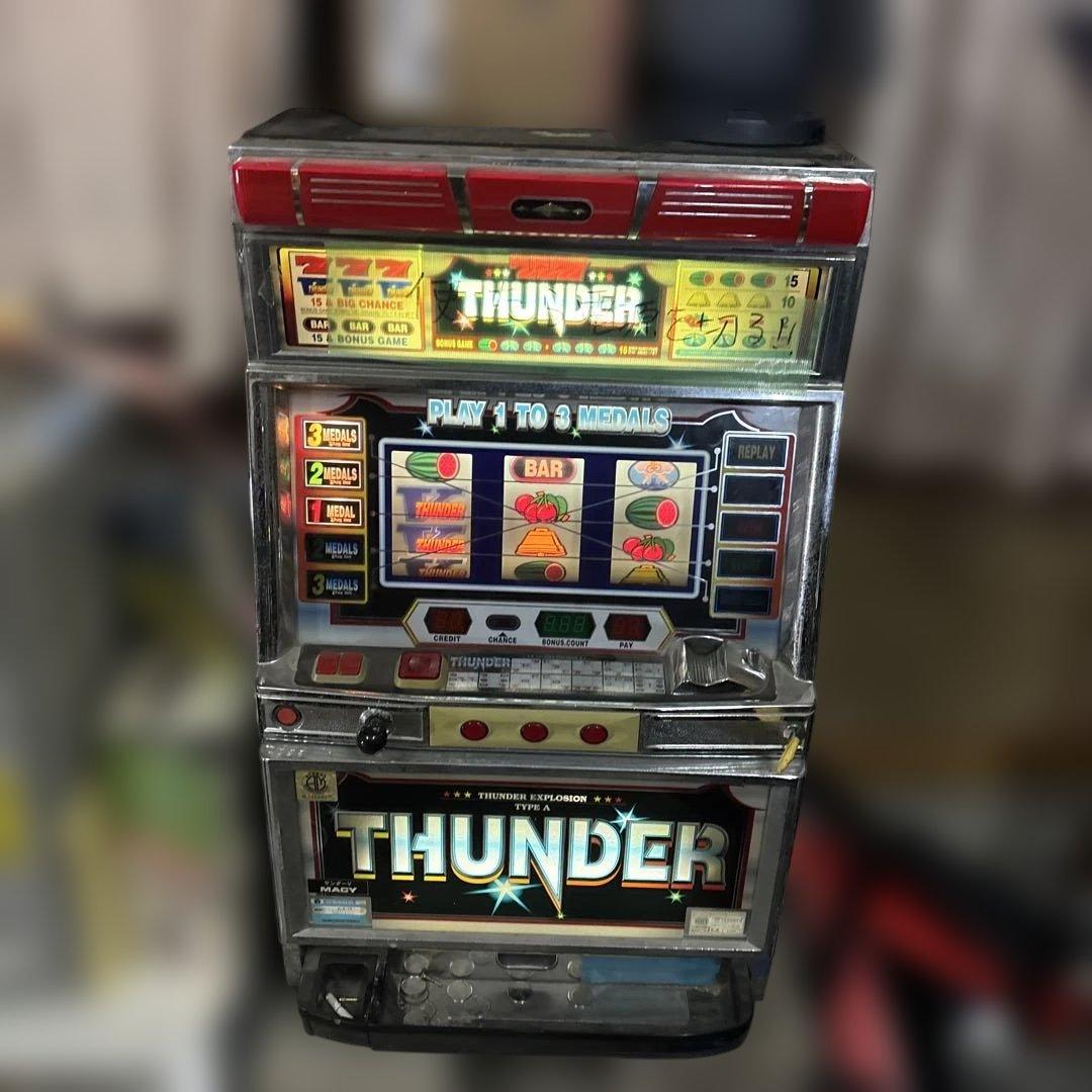 THUNDER スロットマシン